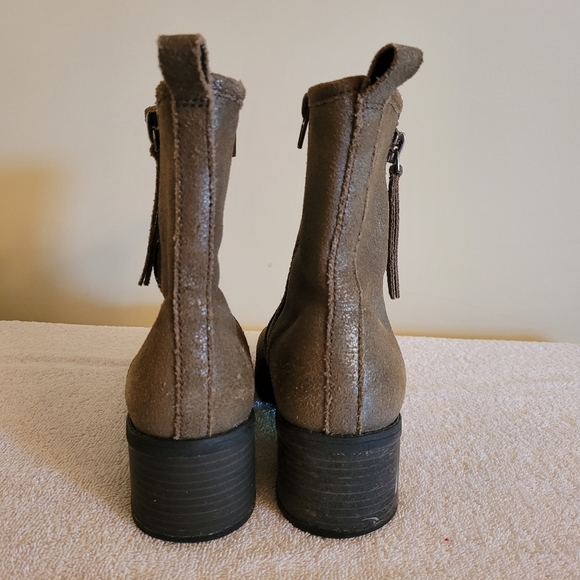 Clarks size 7 - Picture 8 of 12